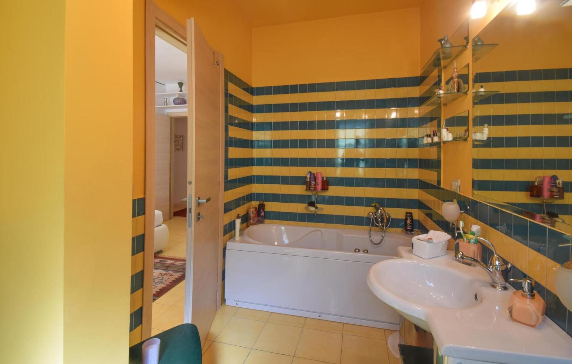 6 Bedroom Awesome In * Rom
