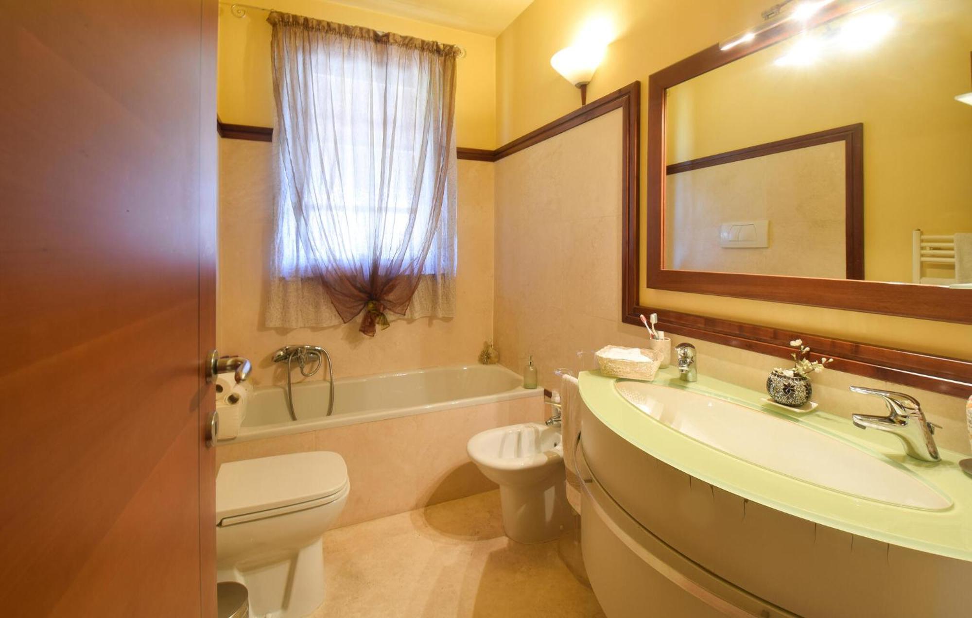 6 Bedroom Awesome In * Rom